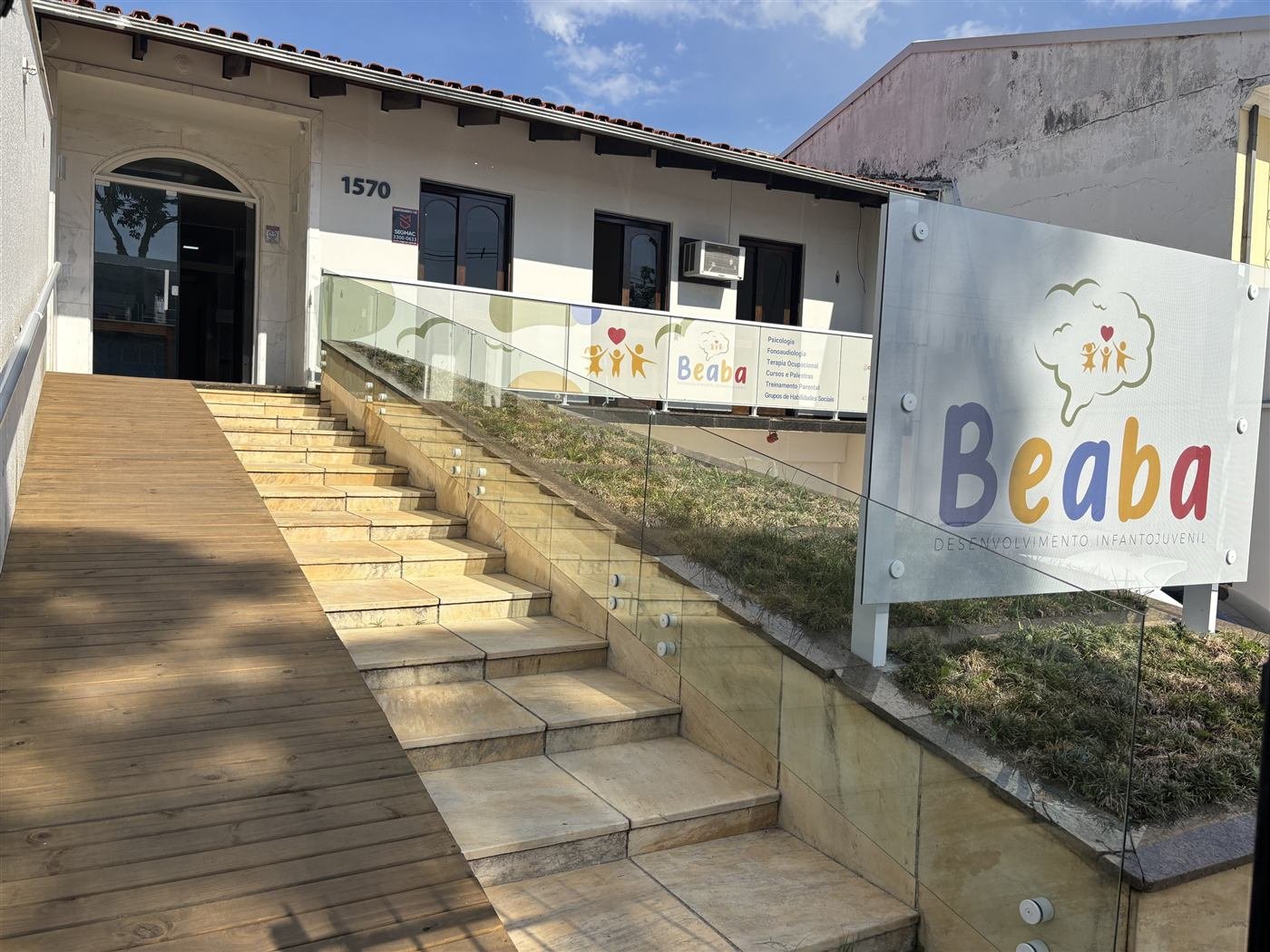 Fachada da Clínica Beaba em Curitiba