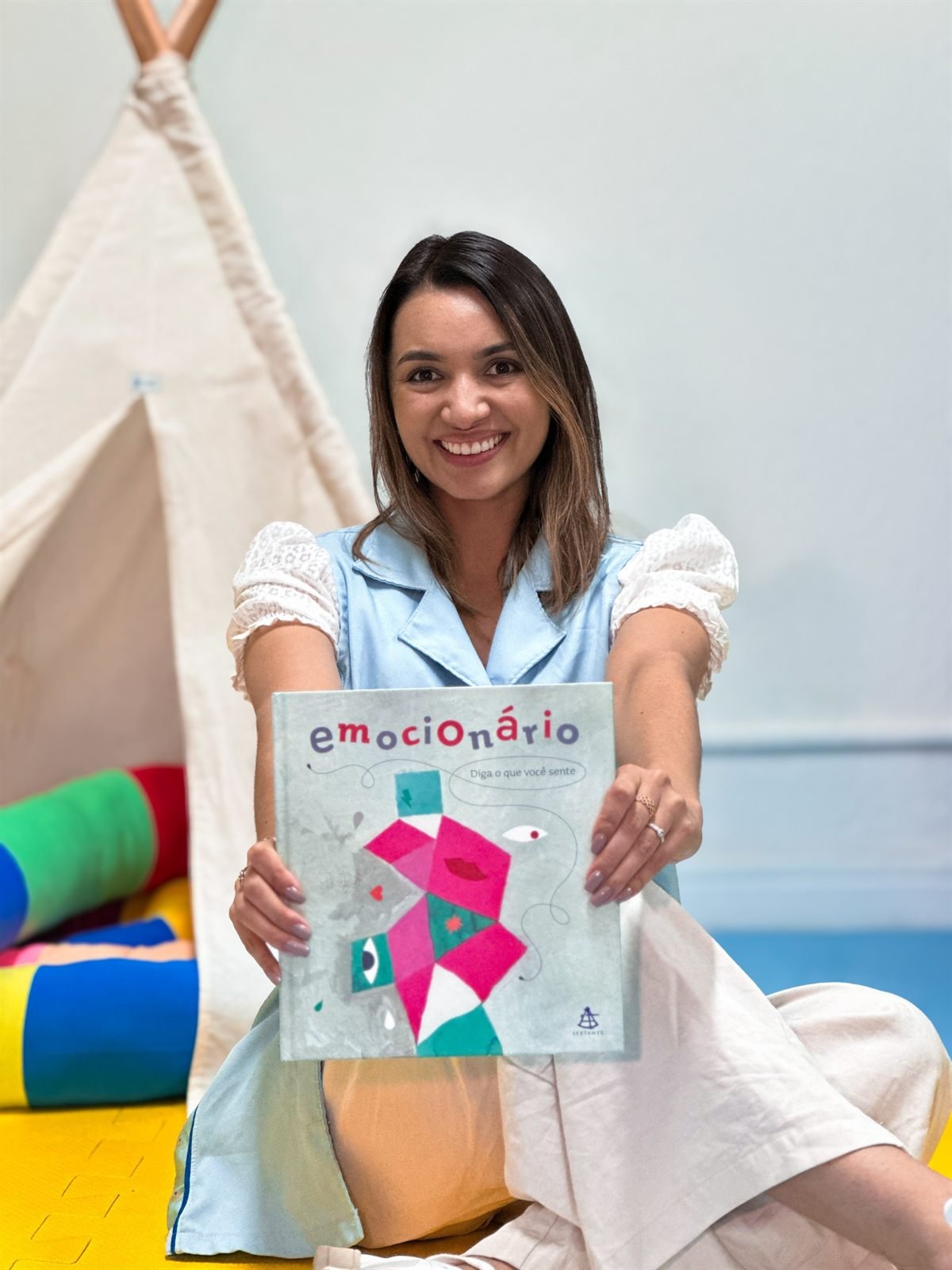 Profissional da Clínica Beaba acolhendo as famílias