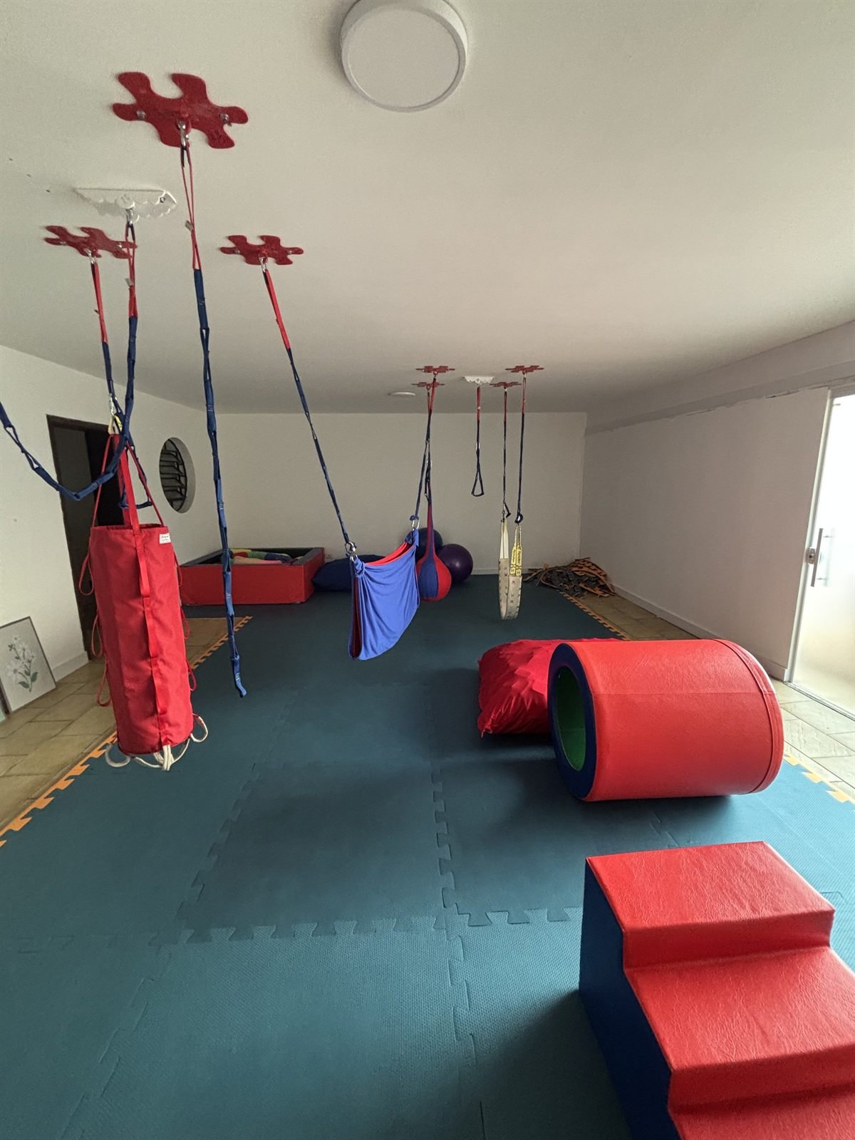 Sala de integração sensorial com balanços terapêuticos