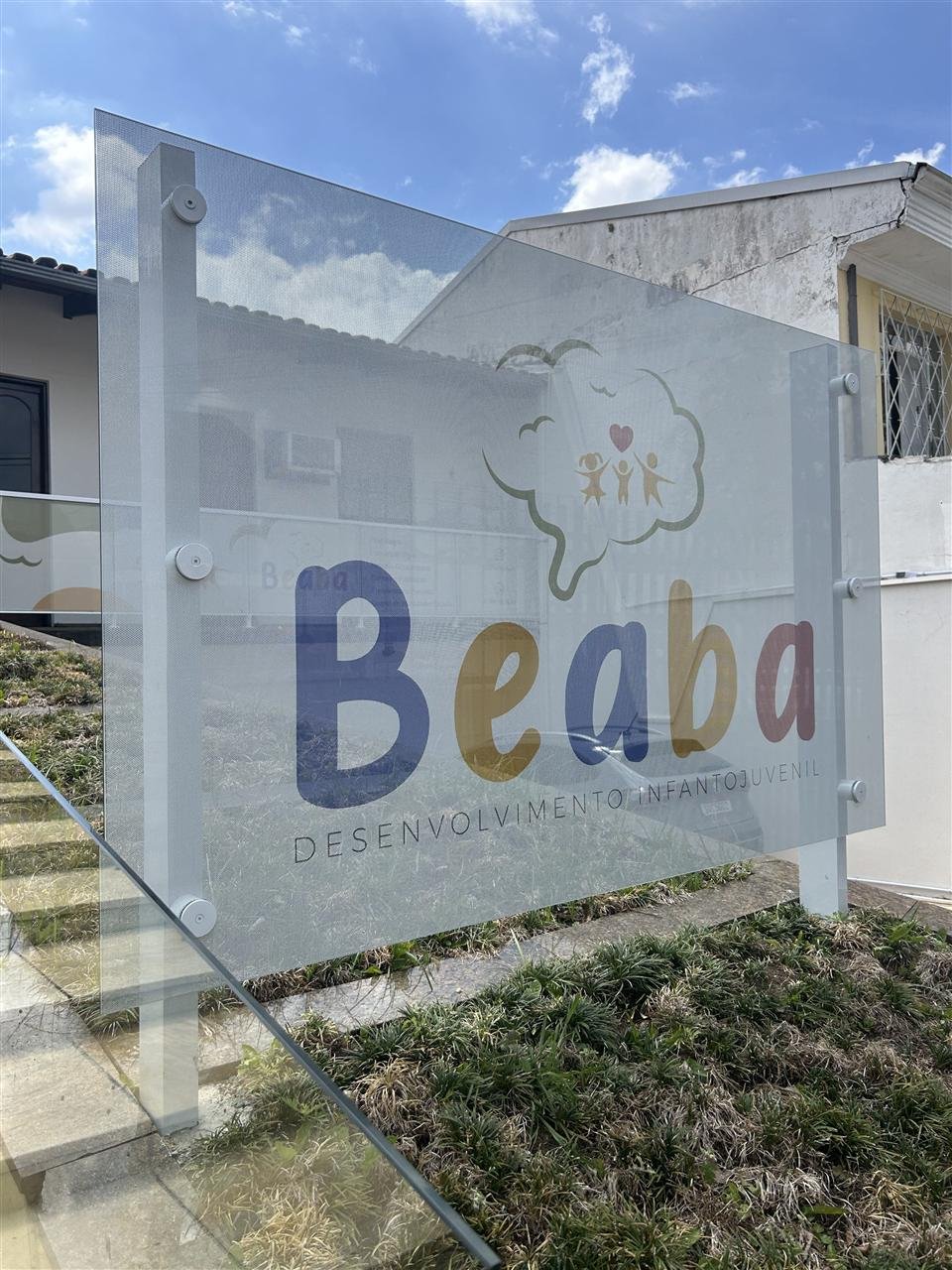 Identidade visual da Clínica Beaba na fachada